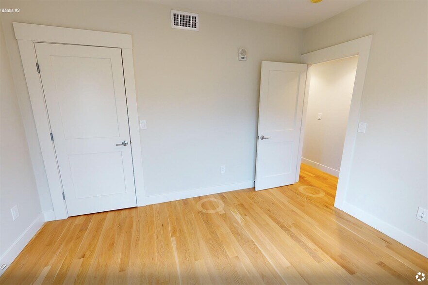 Building Photo - 208 Banks St