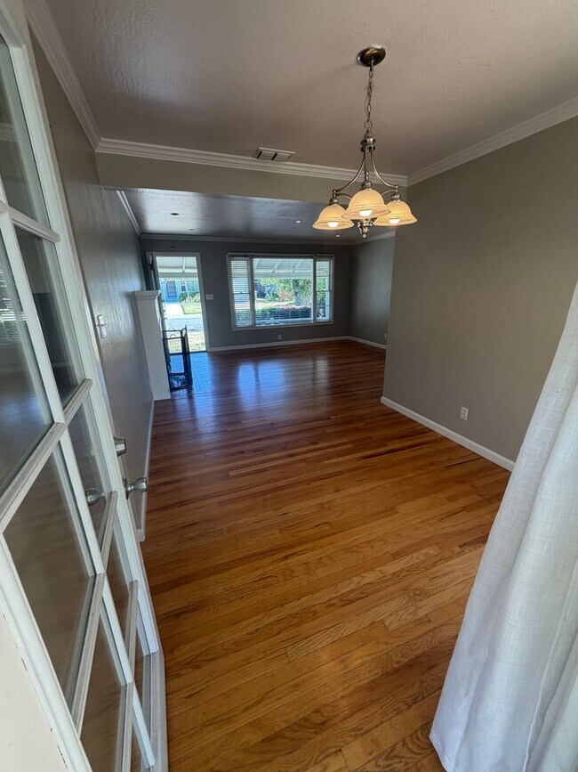 Building Photo - 2 Bedroom | 1 Bathroom | Single family in East Sacramento