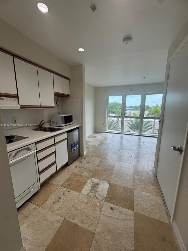 Primary Photo - 5703 SW 72nd St