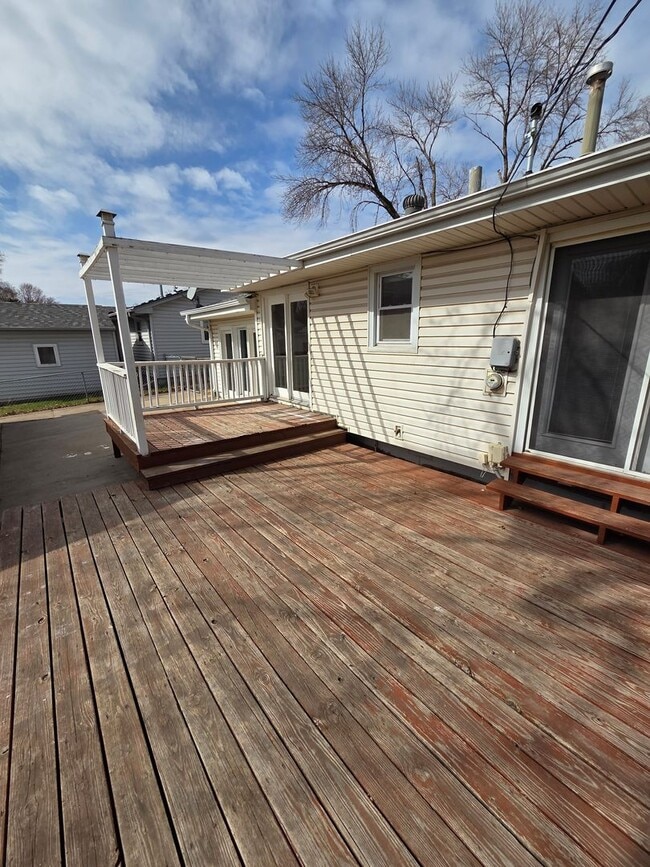 Building Photo - Newly remodeled 4/2/2 with fenced in backyard