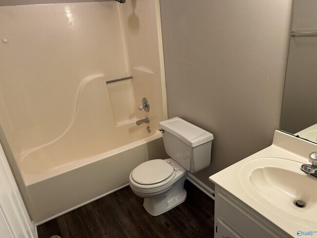 Building Photo - 550 Farmingdale Rd SE