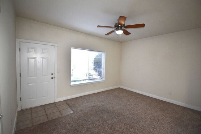 Building Photo - 1-Bedroom in Gated Community!