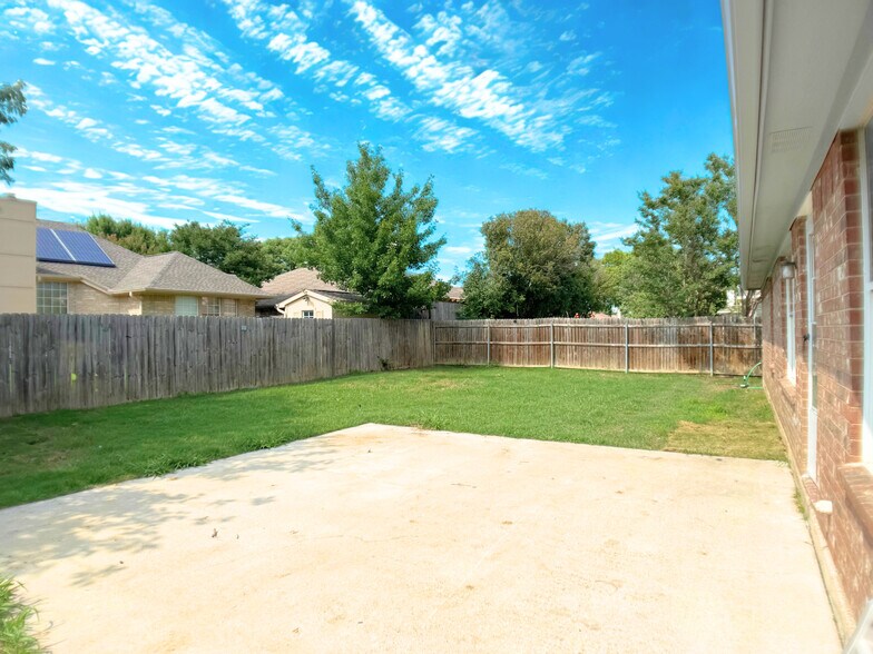 Building Photo - 3913 Periwinkle Dr