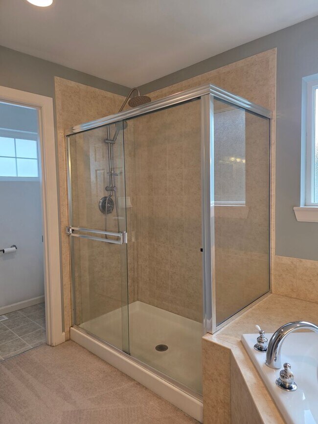 Building Photo - 4 Bedroom Home in Parkland Green!