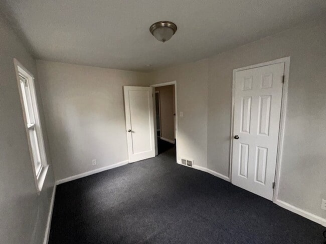 Building Photo - Stunning 3 Bedroom Brick Bungalow on Eastside of Detroit, Move in ready!