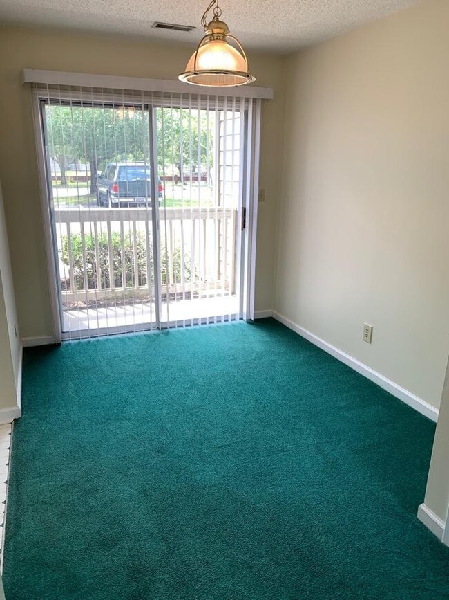 Building Photo - GROUND FLOOR 2 BEDROOM 2 BATH AT MYRTLE GR...