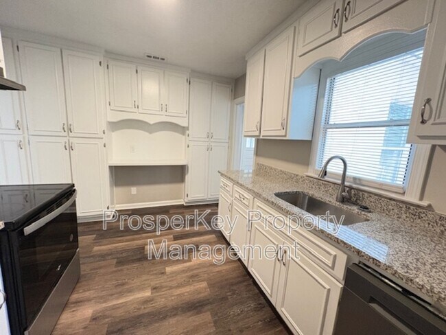 Building Photo - 4617 Rosemont Dr