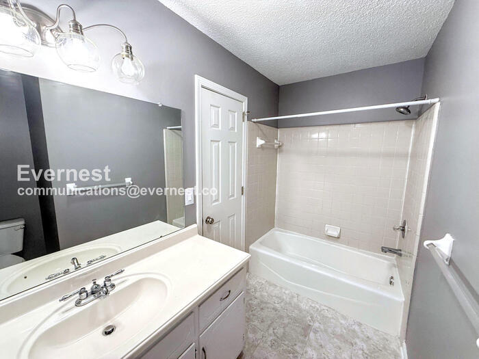 Building Photo - 2225 Cheshire Dr