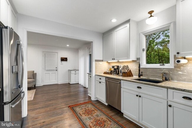 Building Photo - 9830 Meadow Valley Dr