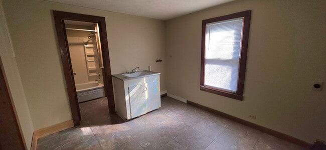 Building Photo - Quaint 3 bedroom home near Drury University $895!