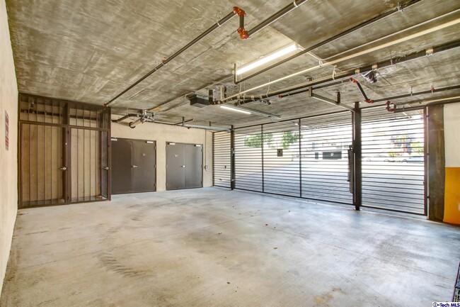 Building Photo - 2218 Montrose Ave