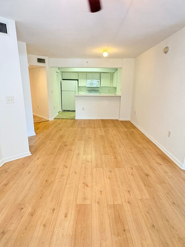 Building Photo - The Residence 4127-411