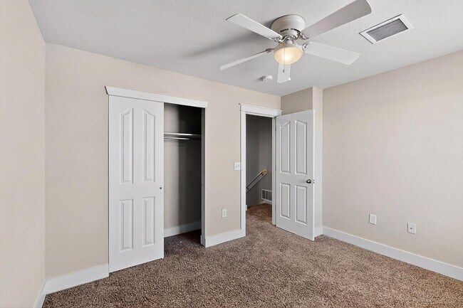 Building Photo - Two story 3 bedroom 2.5 bath in Santa Tere...