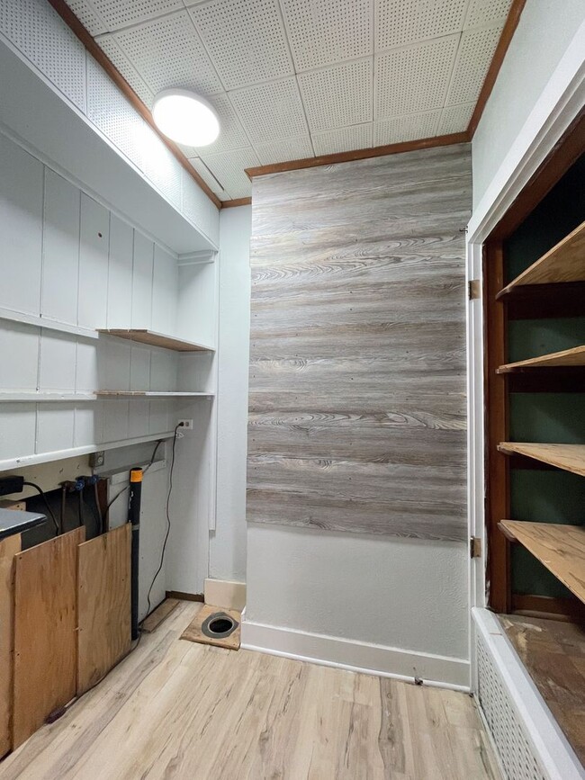 Building Photo - Large 4 bedroom home