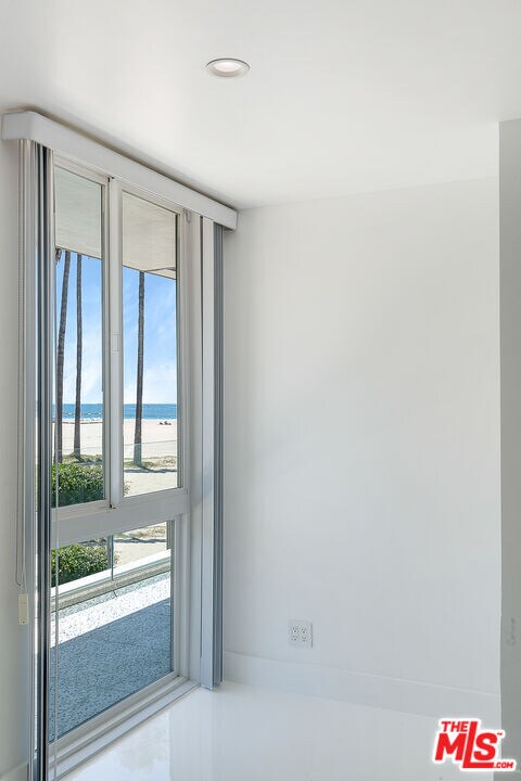 Building Photo - 2419 Ocean Front Walk