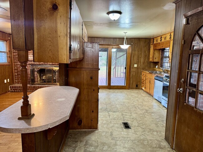 Building Photo - 556 Lamar Dr