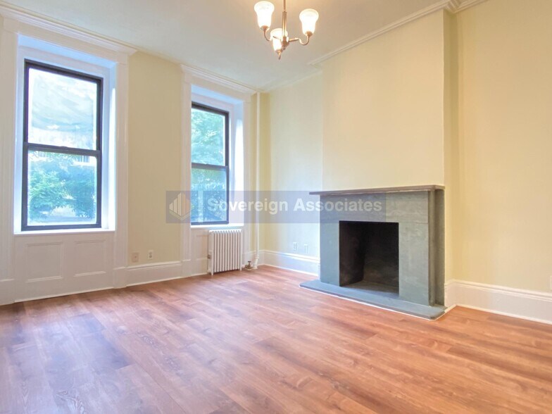 Building Photo - 516 E 84th St