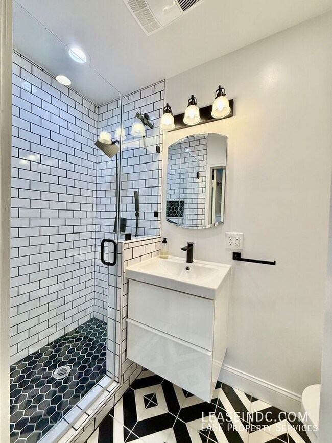 Building Photo - 304 16th St SE