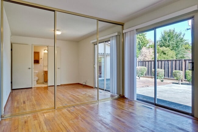Building Photo - 1109 White Cliff Dr