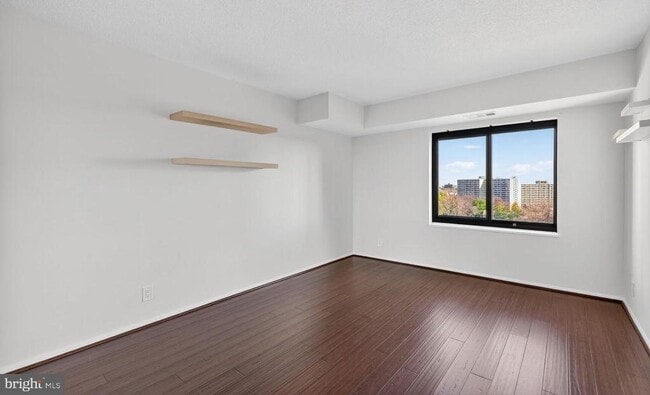 Building Photo - 307 Yoakum Pkwy