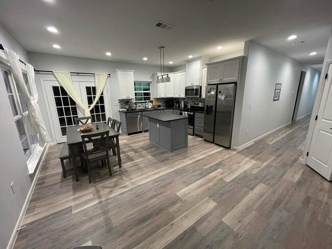 Building Photo - 917 N 16th St