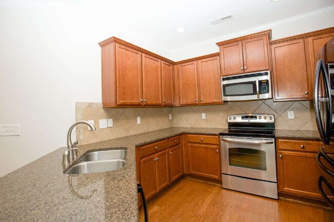Building Photo - Charming 3 bed, 2.5 bath home with bonus t...