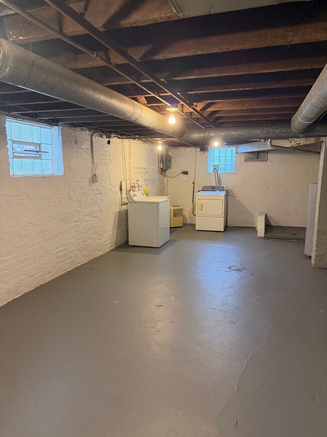 Building Photo - 1315 W 85th St