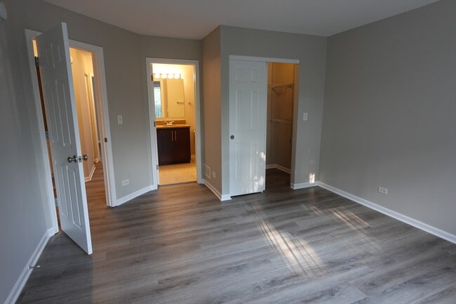Building Photo - 1136 N Claremont Dr