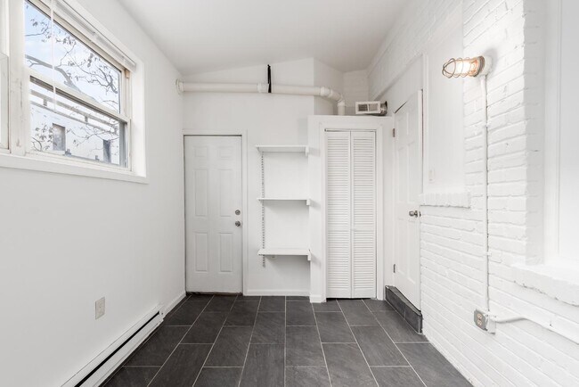 Building Photo - 1621 F St NE