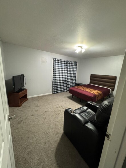 Primary Photo - 105 Buckeye Cir