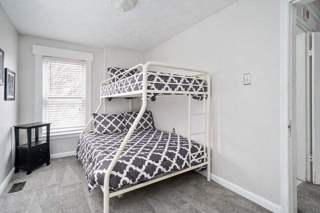 Building Photo - 802 Hamlet St