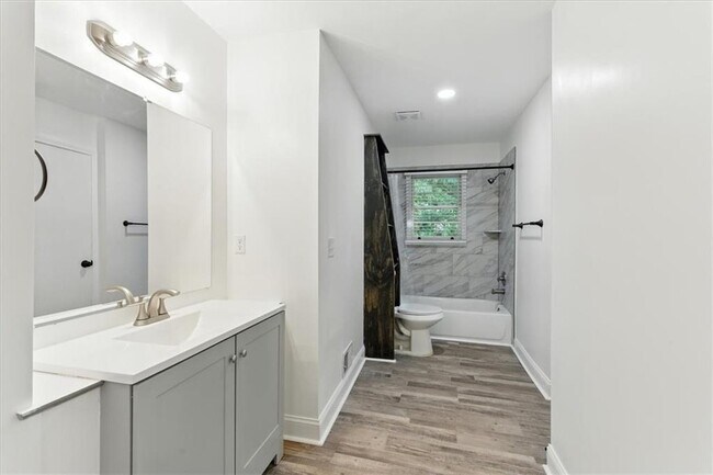 Building Photo - 893 Woodmere Dr NW