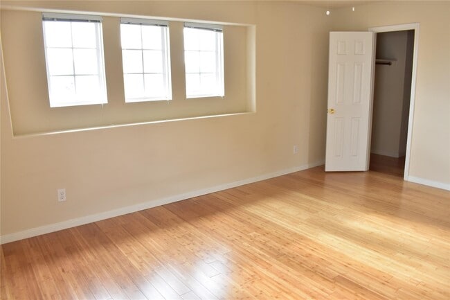 Building Photo - 3610 Barkers Crossing Ave