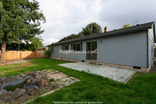 Building Photo - Quaint Ranch Style Home with Fenced Yard!
