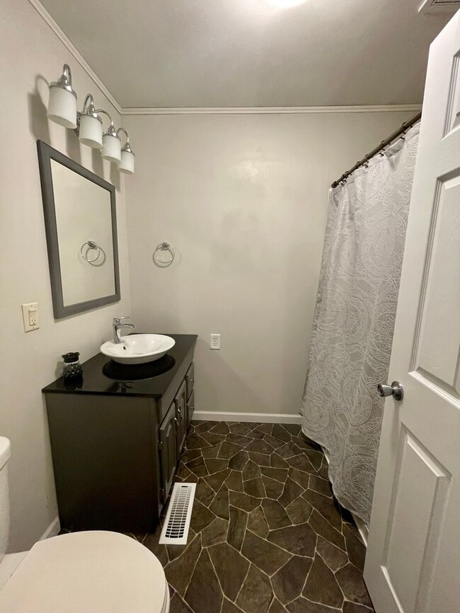 Building Photo - Charming 3-Bedroom, 1.5-Bath Home with Pri...