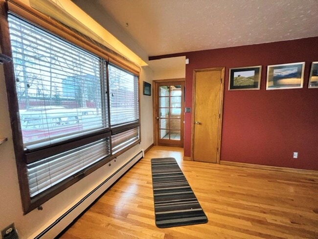 Building Photo - Spacious Midtown Two Bedroom with Utilitie...