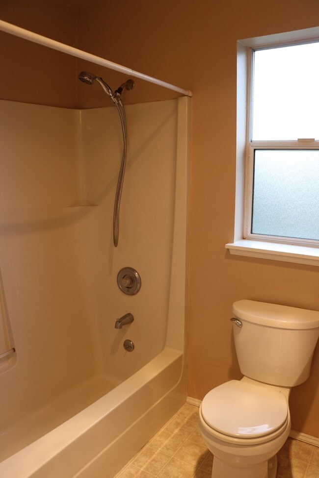 Building Photo - 3 Bed 2.5 Bath House In Leschi
