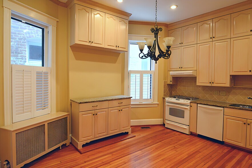 Building Photo - 2025 Grove Ave