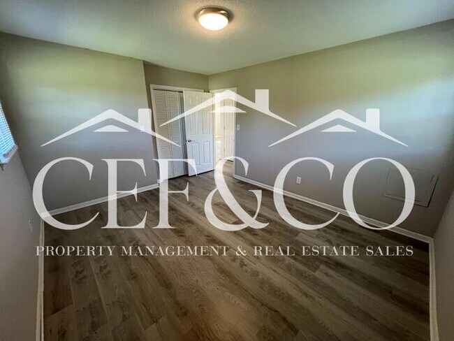 Building Photo - Conveniently located 2 bedroom 1 bathroom duplex now available!