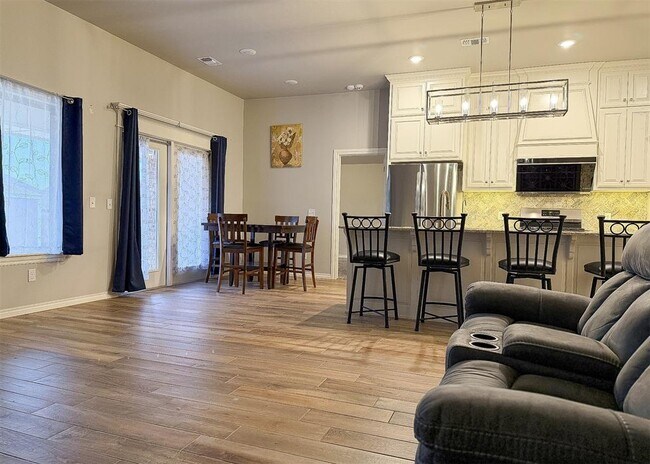 Building Photo - 4201 Palmetto Trail