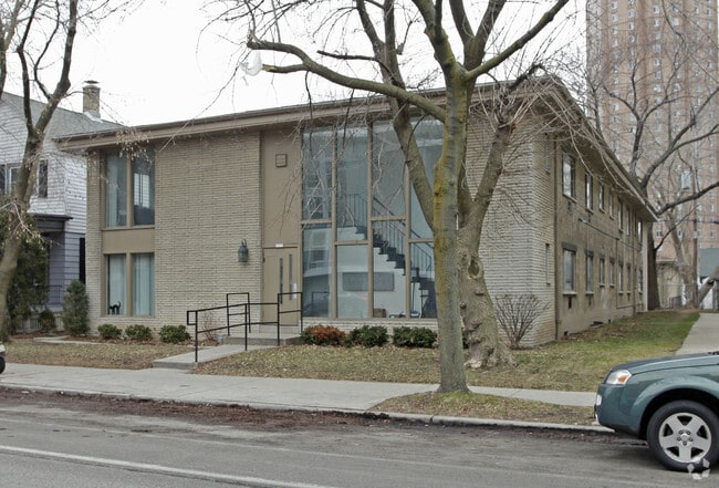 Primary Photo - 1579 N Farwell Ave