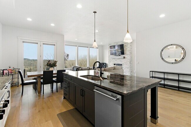 Building Photo - 6777 E Warm Springs Ave