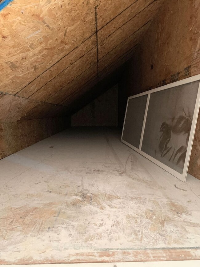 Building Photo - 2 Bed 1 Bath with Attached Garage