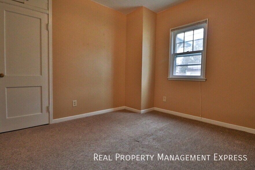 Building Photo - 3 Bedroom 1.5 Bath Near Downtown with Fenc...
