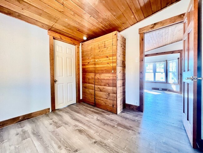 Building Photo - Fantastic House In Desirable Englewood Nei...