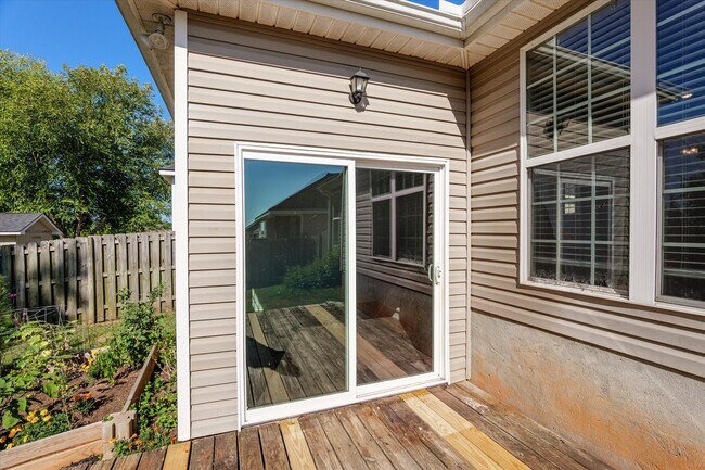 Building Photo - 570 Lory Ln