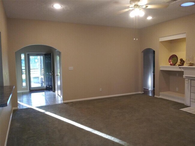 Building Photo - 900 Springwood Dr