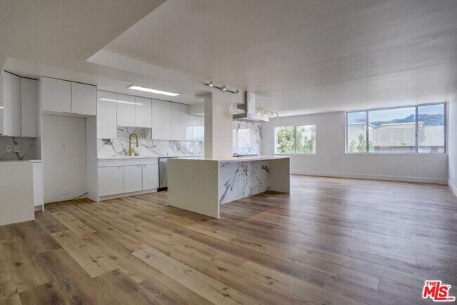 Building Photo - 435 N Oakhurst Dr