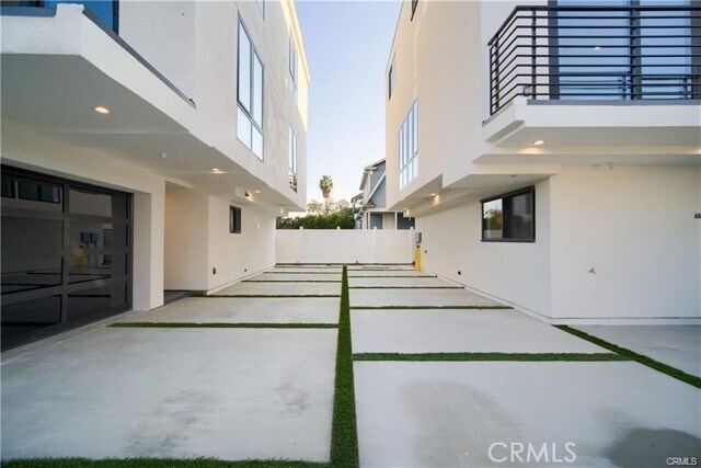 Building Photo - 618 N Mariposa Ave