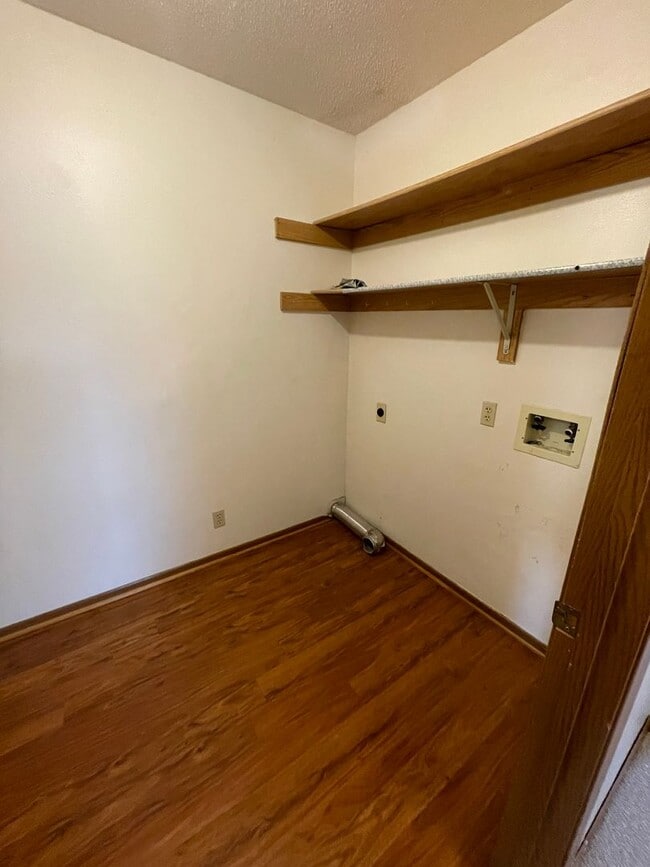 Building Photo - 4 Bedroom, 2 Bath Home for Rent